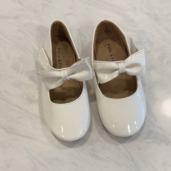 Felix & Flora Other - Felix & Flora Girls' White Patent Bow Mary Jane Dress Shoes